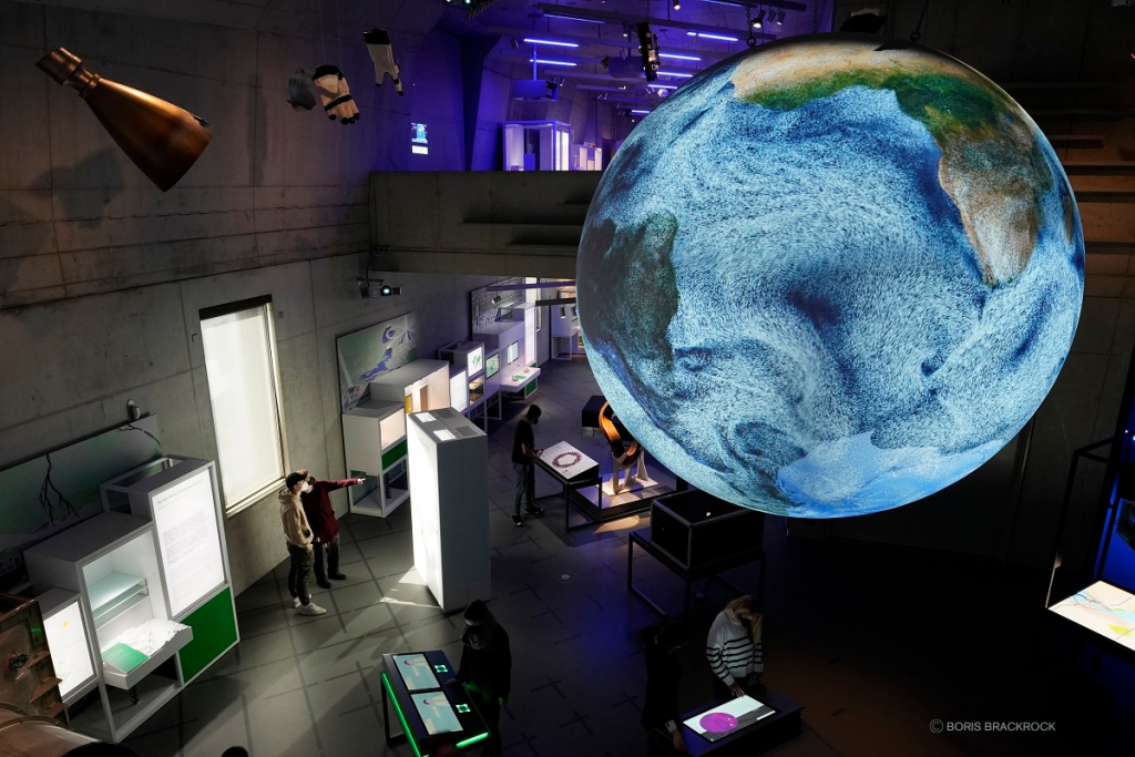 Innenansicht des Zukunftsmuseums mit einem großen Globus
